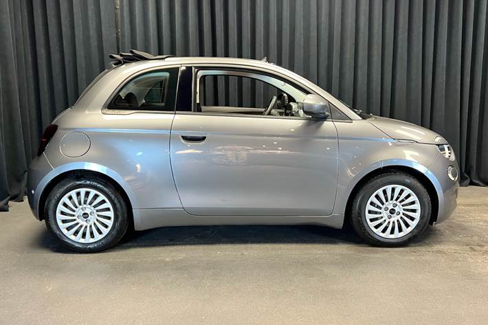 Grå Fiat 500e fra 2023
