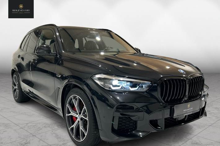 Sort BMW X5 fra 2022 set udefra