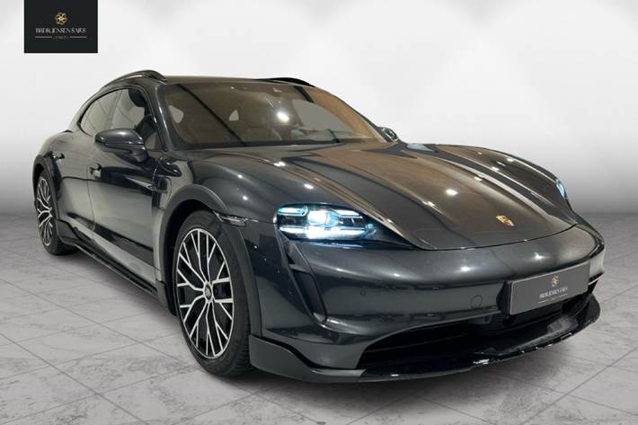 Sort Porsche Taycan fra 2022 set udefra