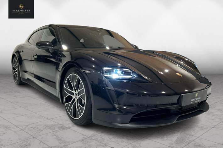 Sort Porsche Taycan fra 2022 set udefra