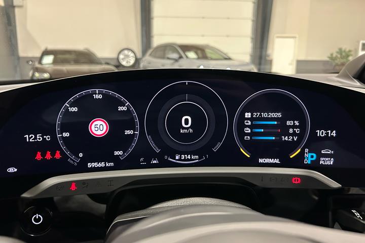 Sort Porsche Taycan fra 2022