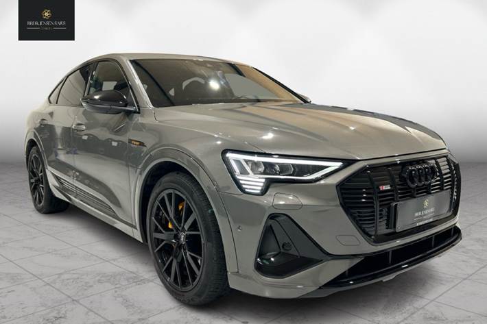 Grå Audi e-tron fra 2022