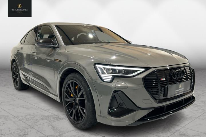 Grå Audi e-tron fra 2022 set udefra