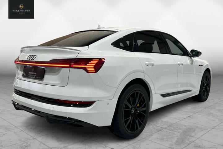 Hvid Audi e-tron fra 2022