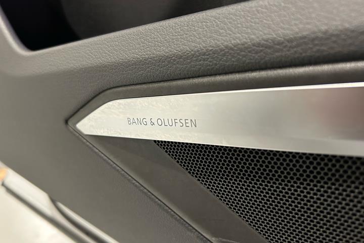 Hvid Audi e-tron fra 2022