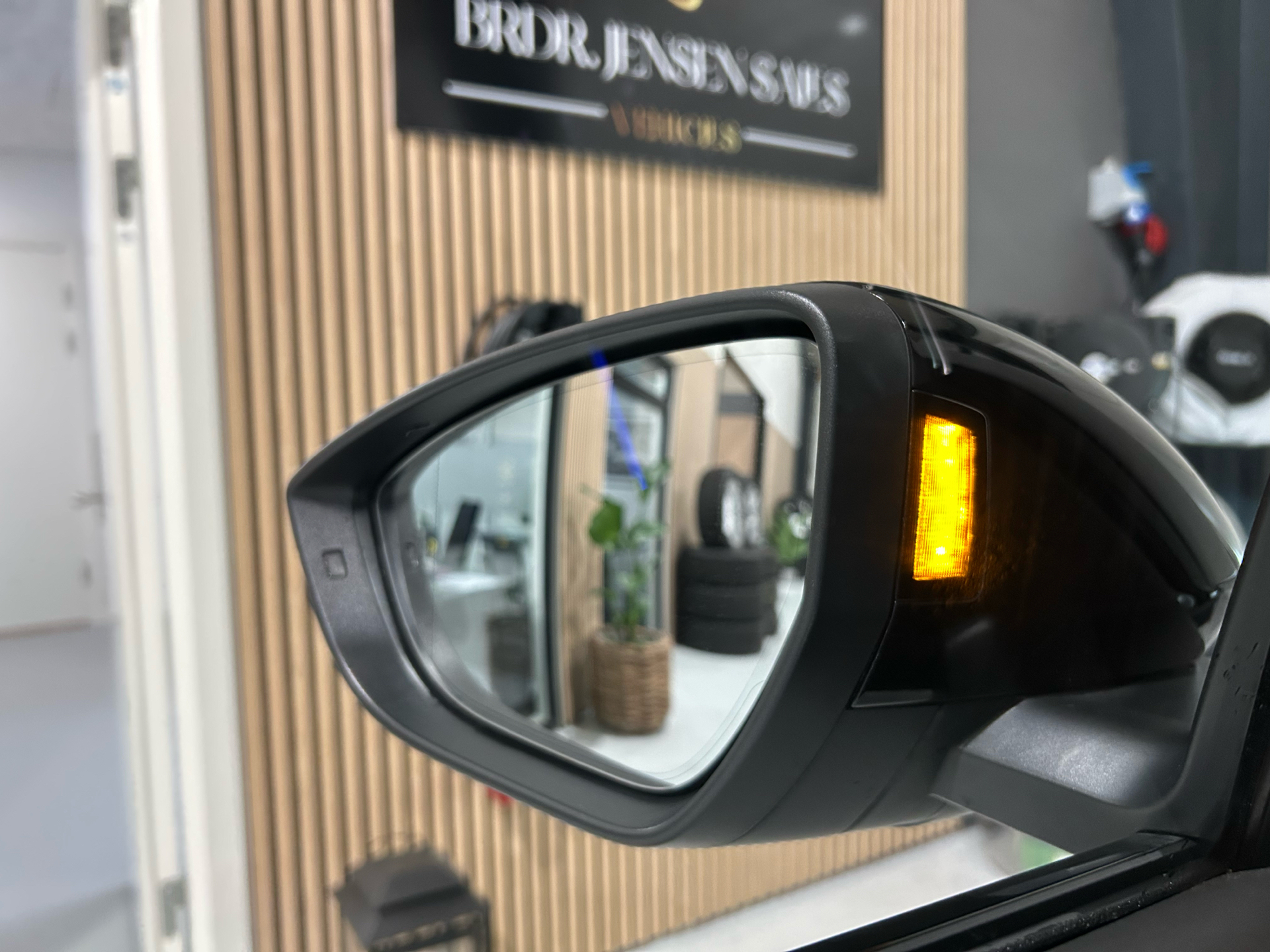 Hvid Audi e-tron fra 2022