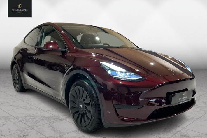 Rød Tesla Model Y fra 2023 set udefra