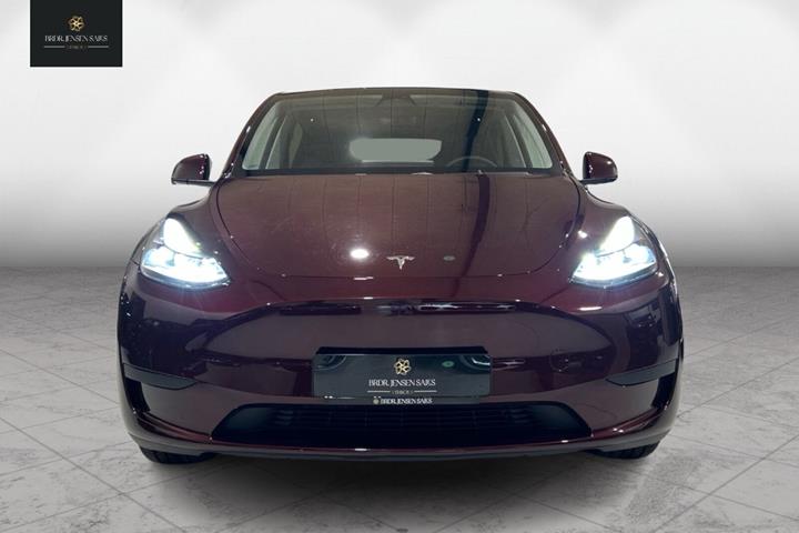 Rød Tesla Model Y fra 2023 set udefra