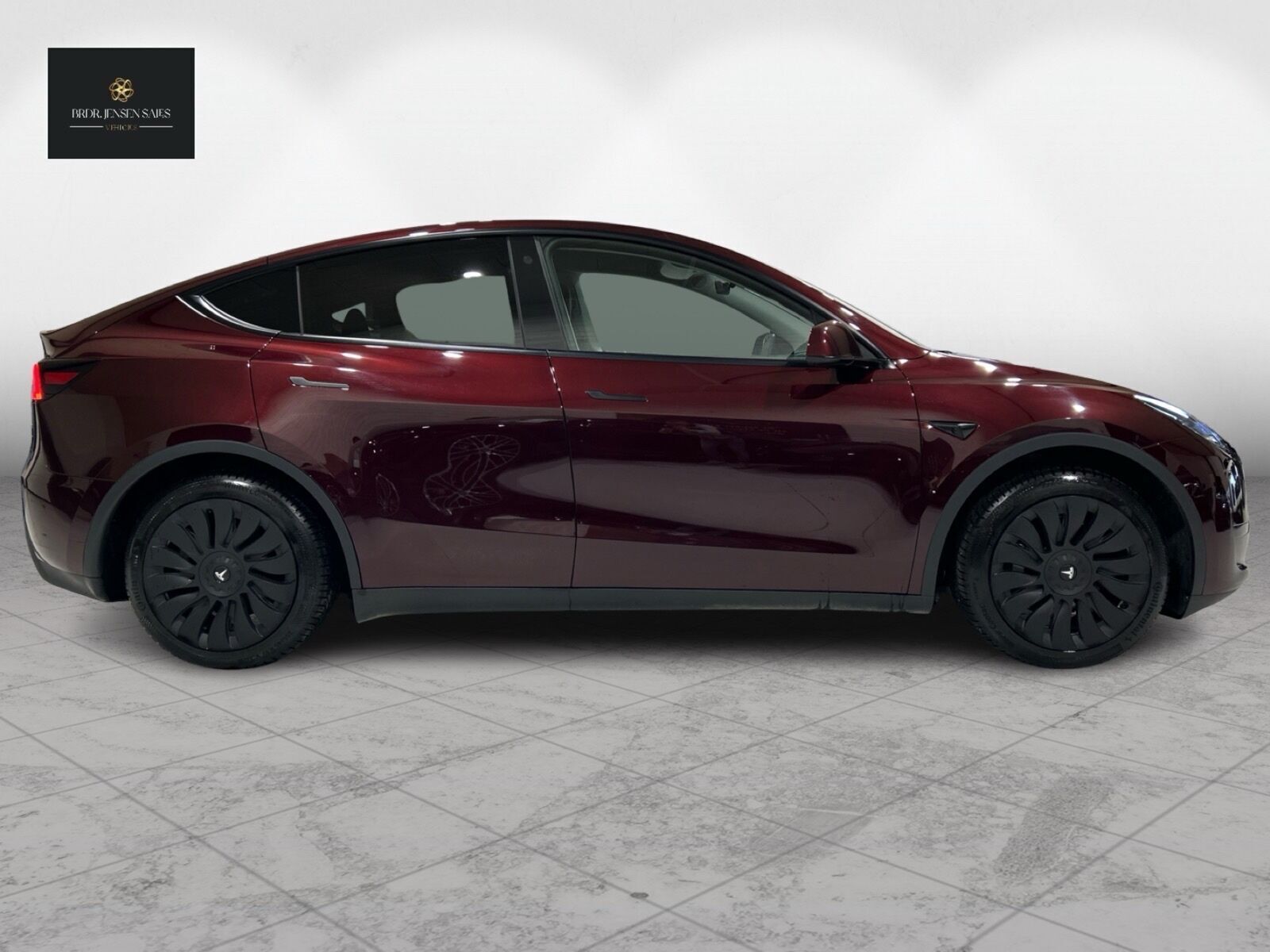 Rød Tesla Model Y fra 2023 set udefra