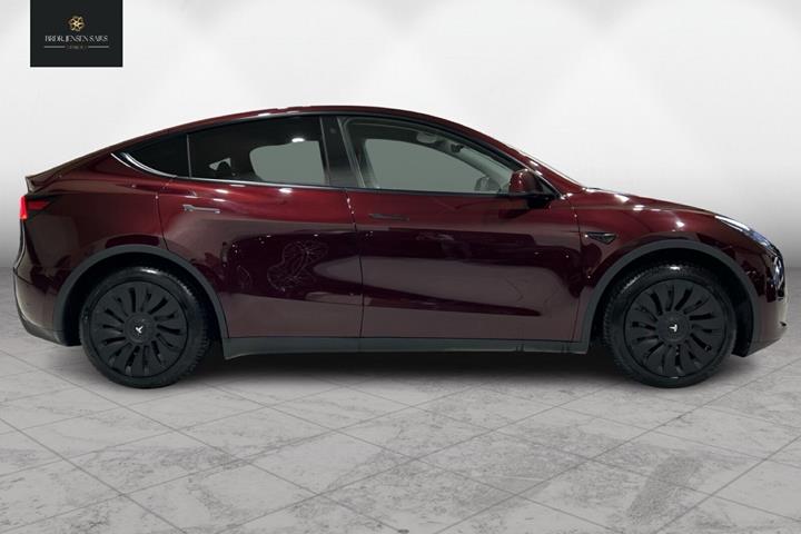 Rød Tesla Model Y fra 2023 set udefra