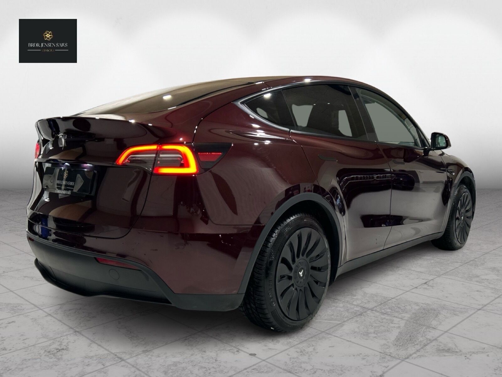 Rød Tesla Model Y fra 2023 set udefra
