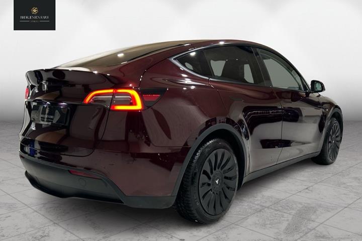Rød Tesla Model Y fra 2023 set udefra