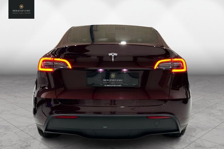 Rød Tesla Model Y fra 2023 set udefra