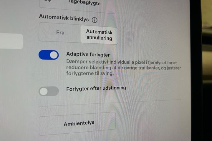 Rød Tesla Model Y fra 2023