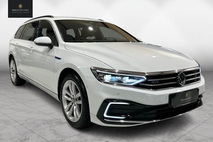 Hvid VW Passat fra 2022 set udefra