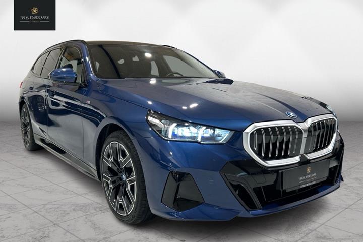 Blå BMW 530e fra 2024 set udefra