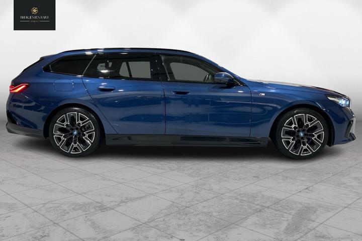 Blå BMW 530e fra 2024