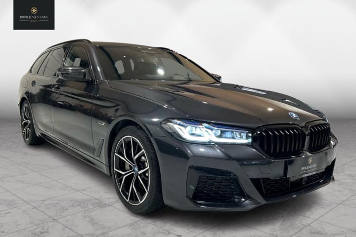 Grå BMW 530e fra 2022 set udefra