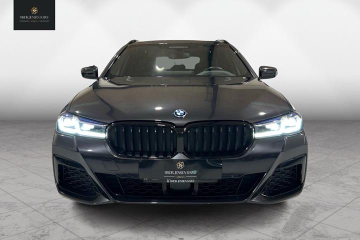 Grå BMW 530e fra 2022