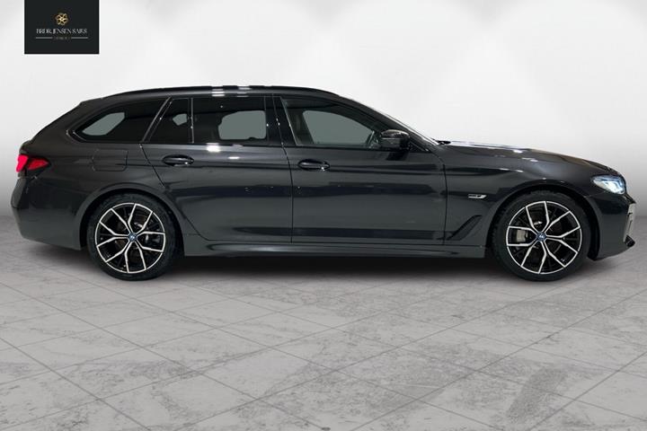 Grå BMW 530e fra 2022