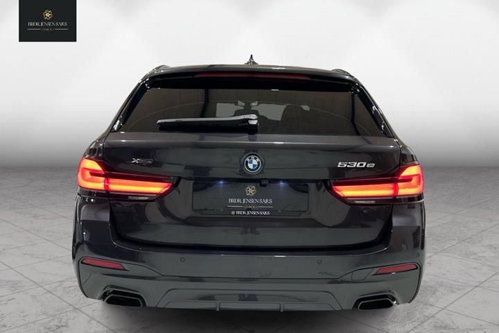 Grå BMW 530e fra 2022