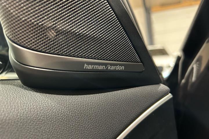 Grå BMW 530e fra 2022