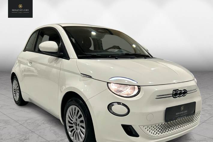 Hvid Fiat 500e fra 2023 set udefra