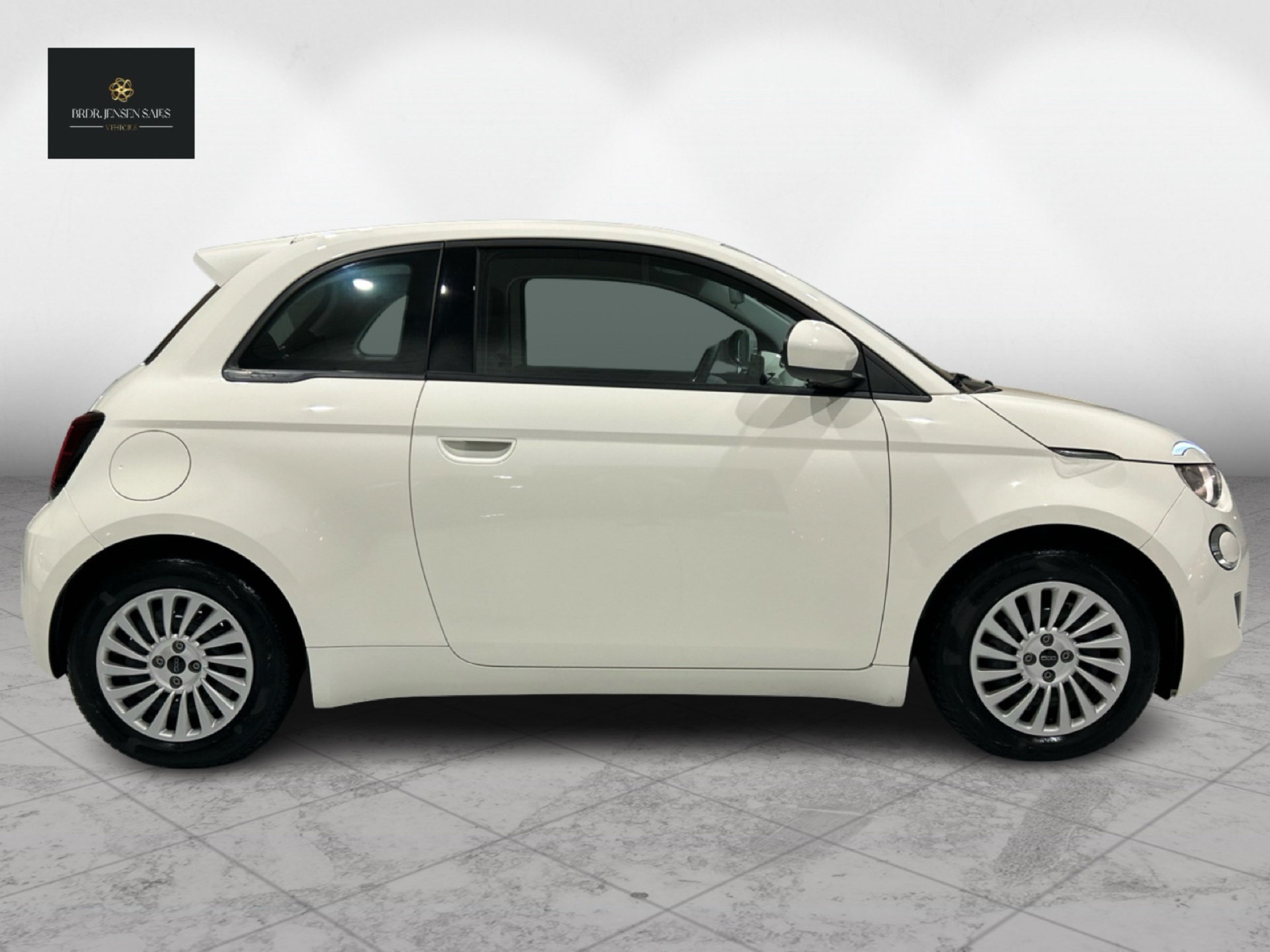 Hvid Fiat 500e fra 2023
