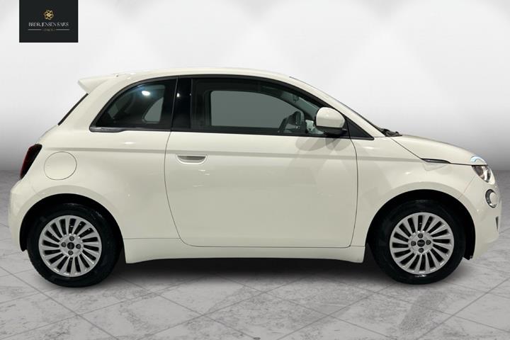 Hvid Fiat 500e fra 2023