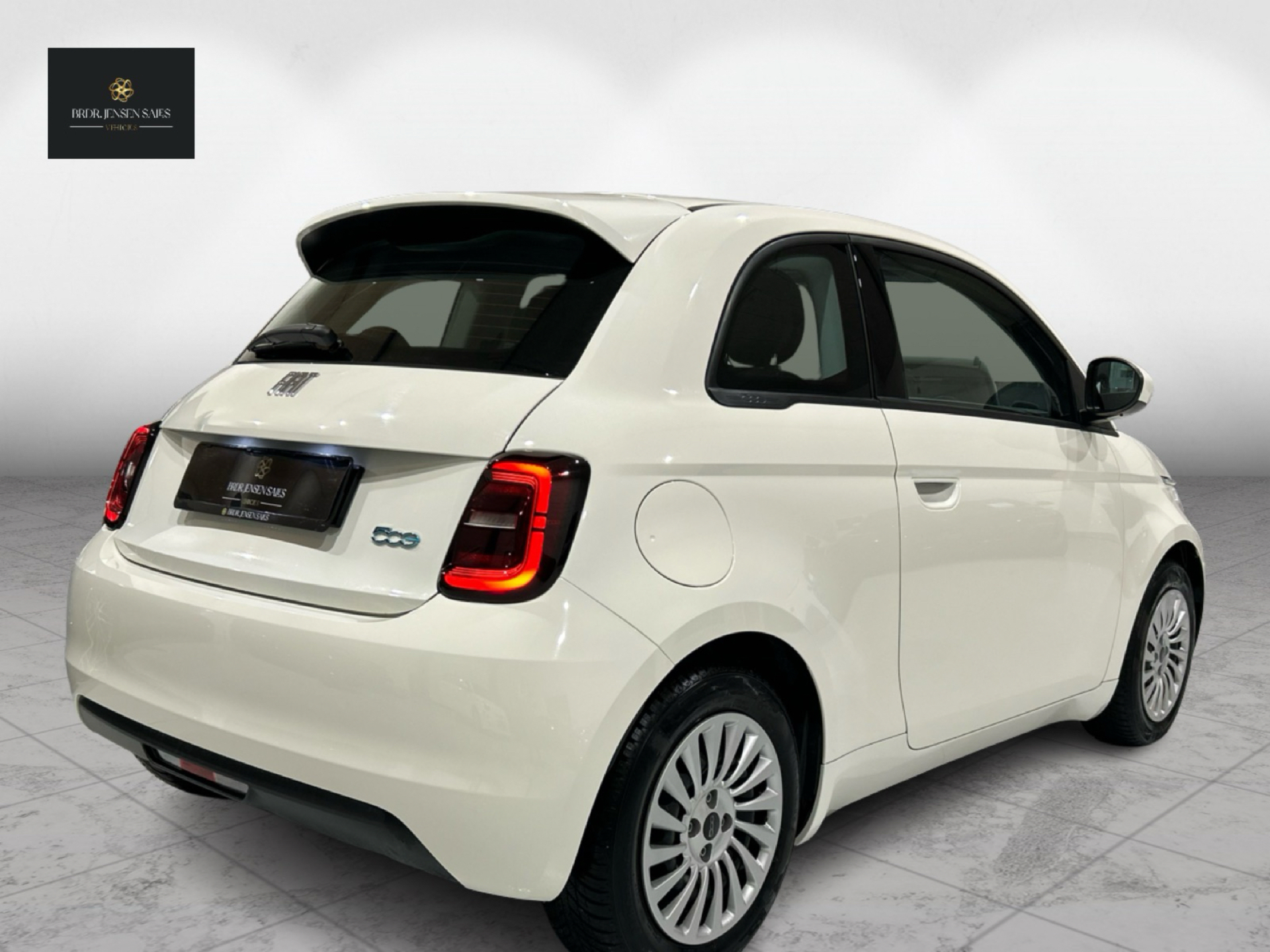 Hvid Fiat 500e fra 2023