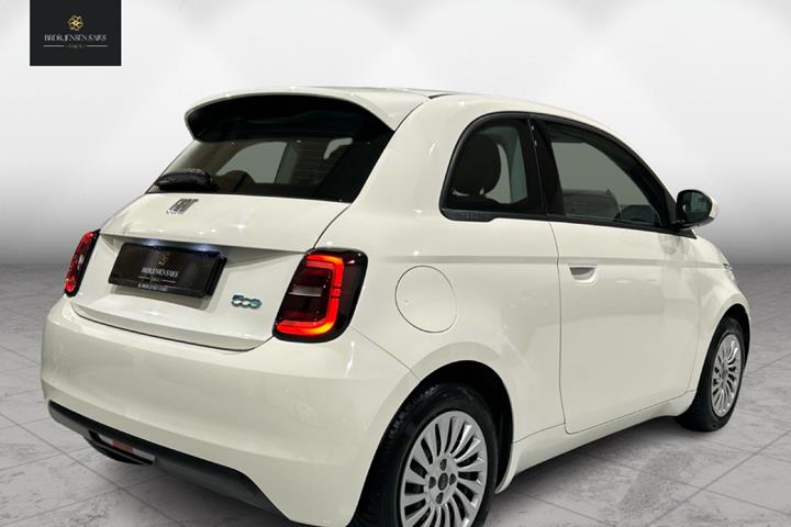Hvid Fiat 500e fra 2023