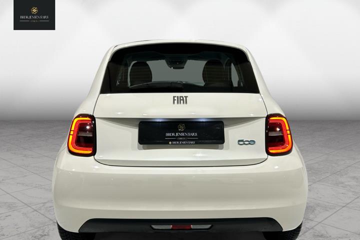 Hvid Fiat 500e fra 2023