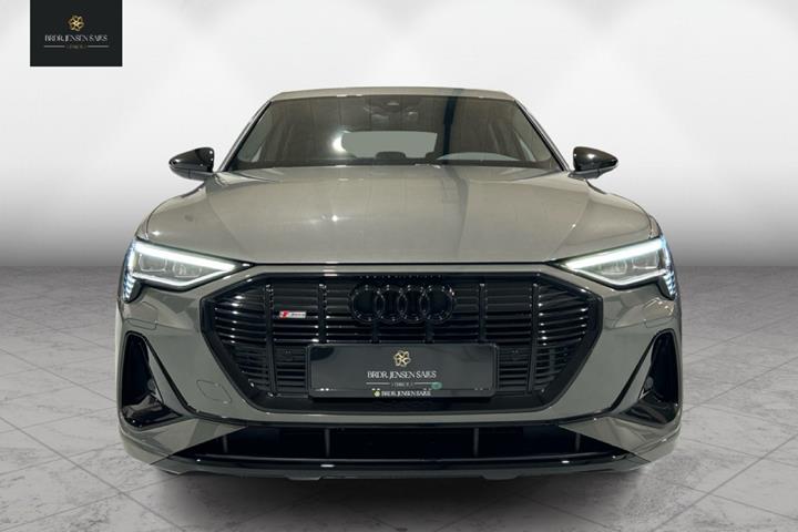 Grå Audi e-tron fra 2022