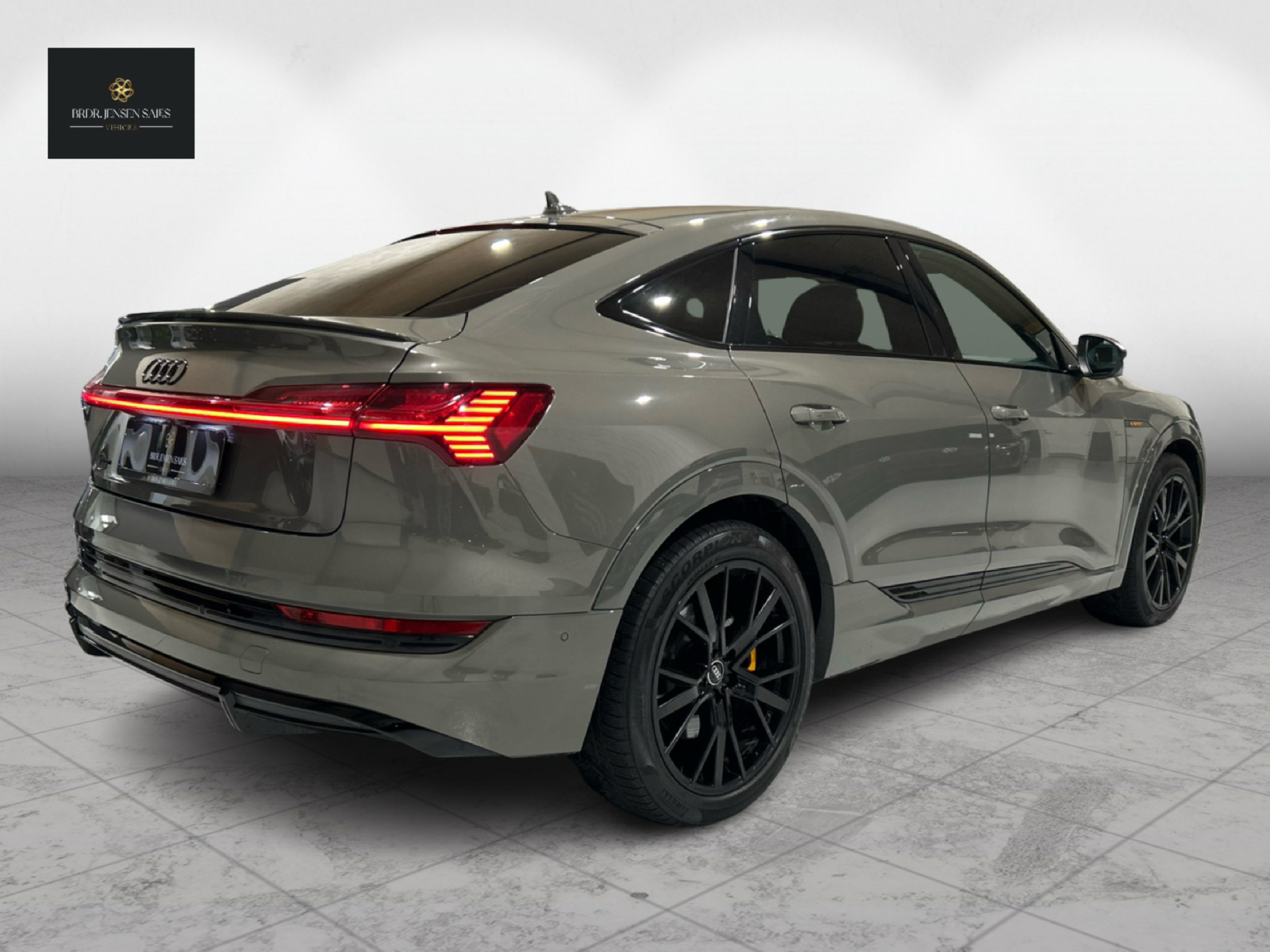 Grå Audi e-tron fra 2022