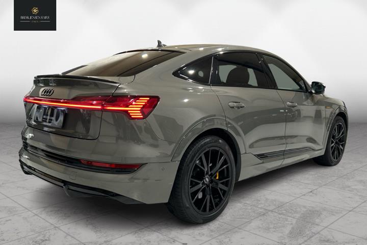Grå Audi e-tron fra 2022