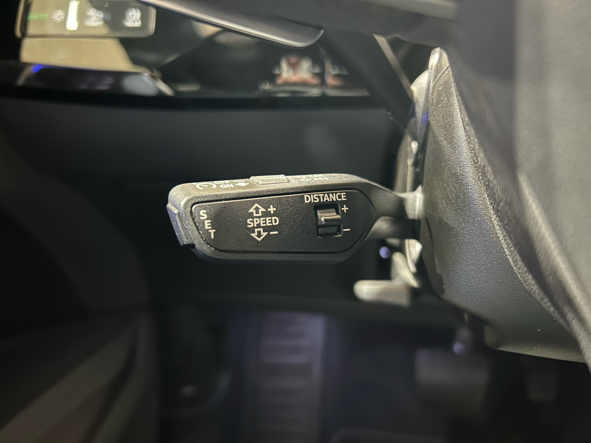 Grå Audi e-tron fra 2022