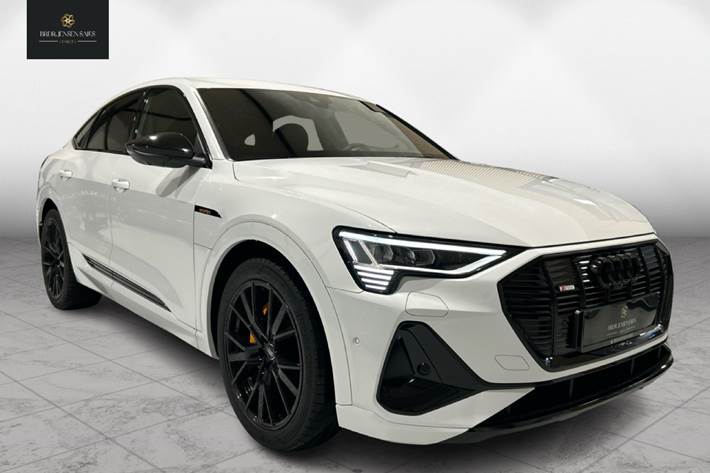 Hvid Audi e-tron fra 2022 set udefra