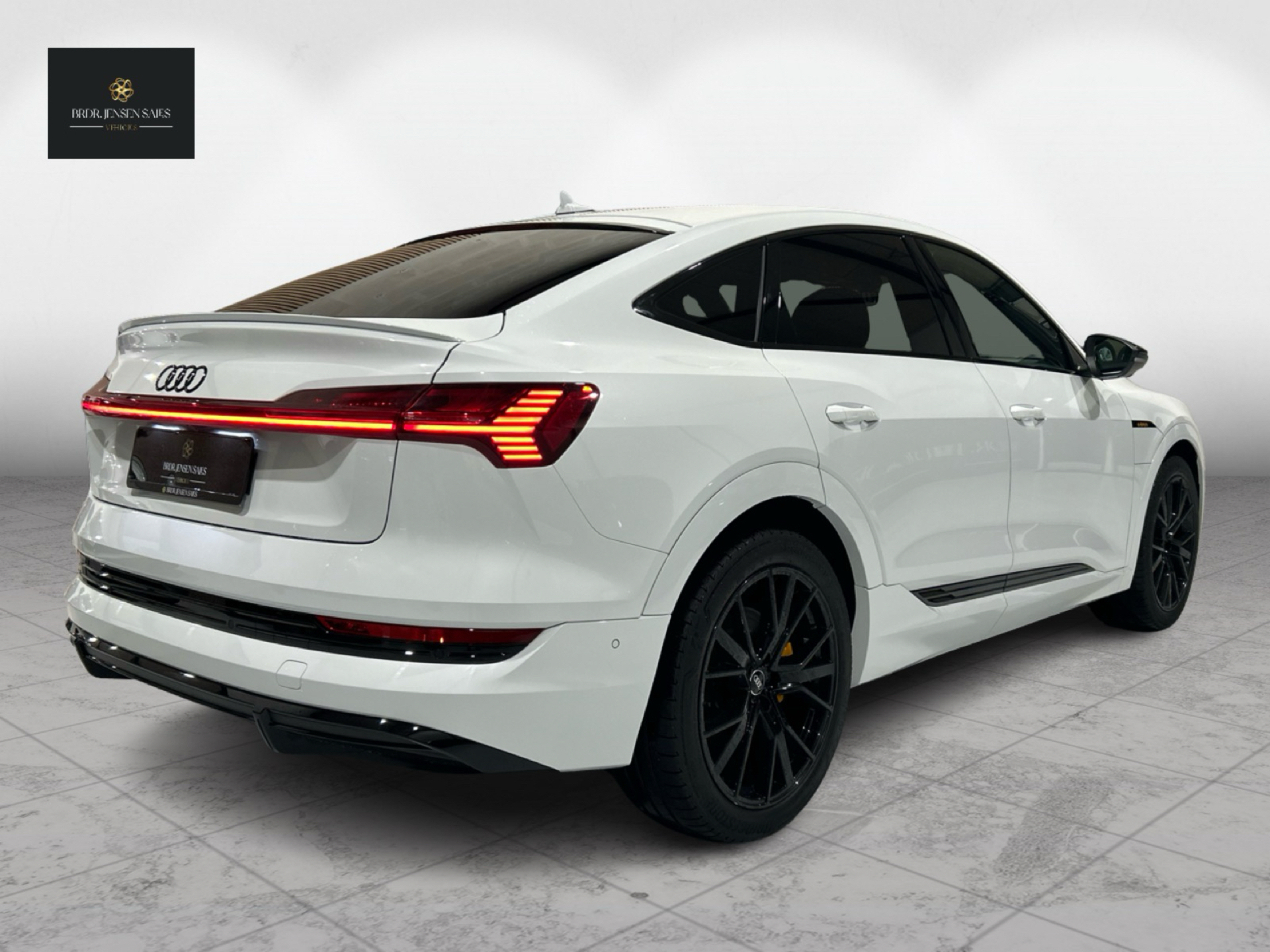 Hvid Audi e-tron fra 2022