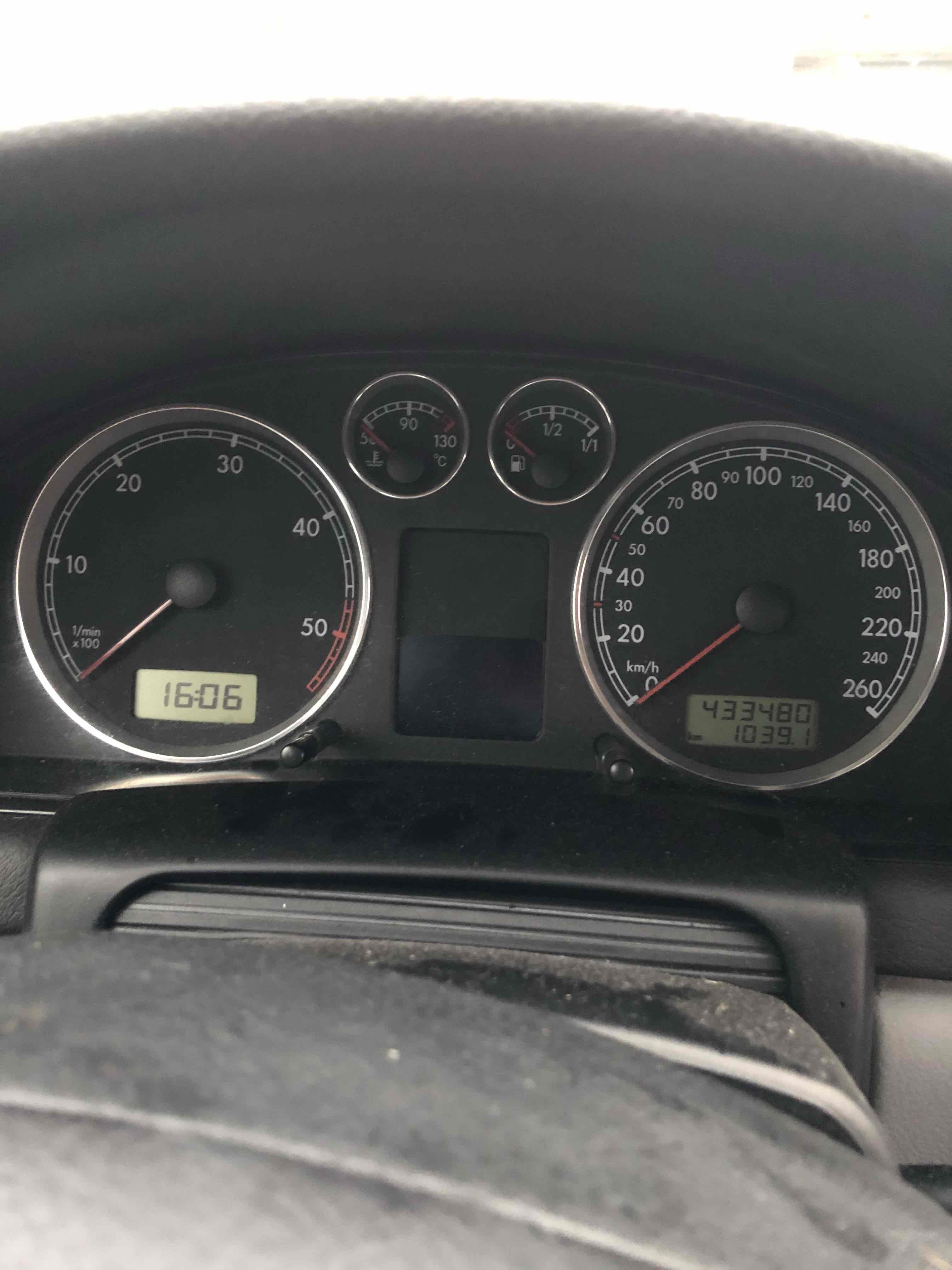 Blå VW Passat fra 2001