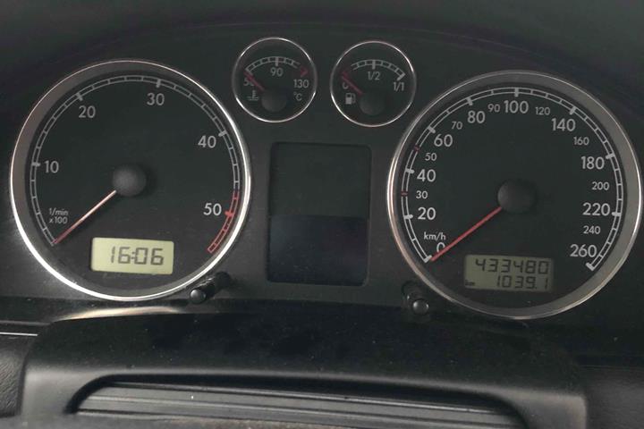 Blå VW Passat fra 2001