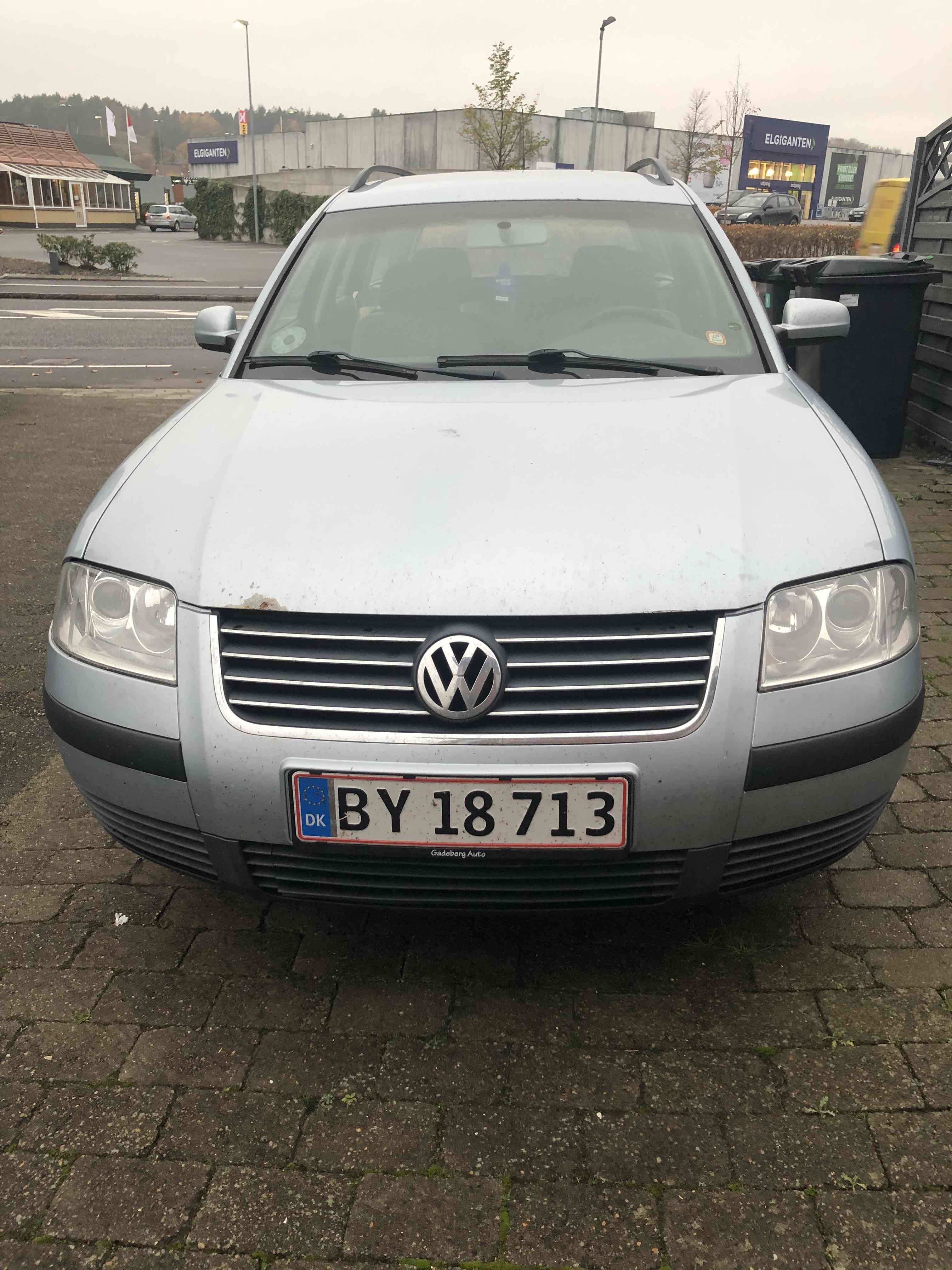 Blå VW Passat fra 2001