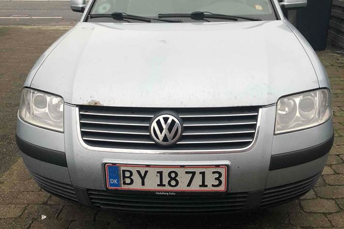 Blå VW Passat fra 2001