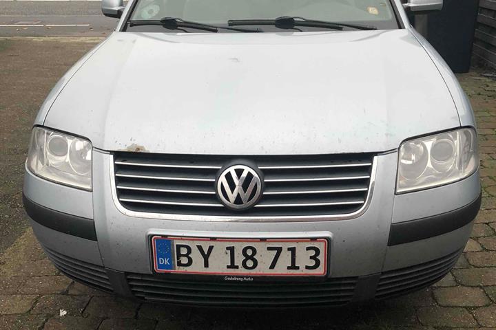 Blå VW Passat fra 2001