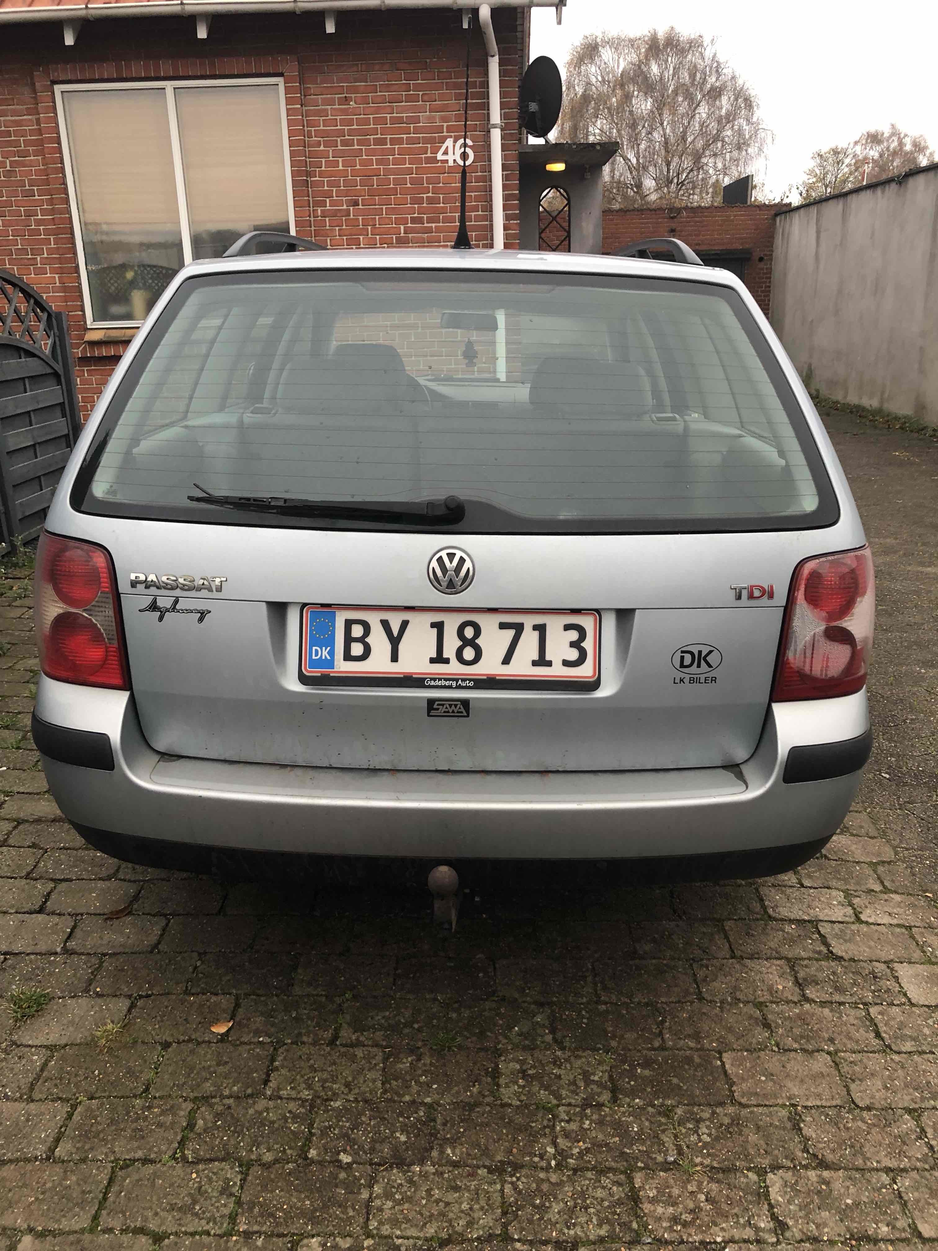 Blå VW Passat fra 2001