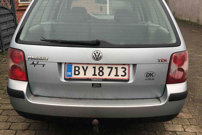 Blå VW Passat fra 2001