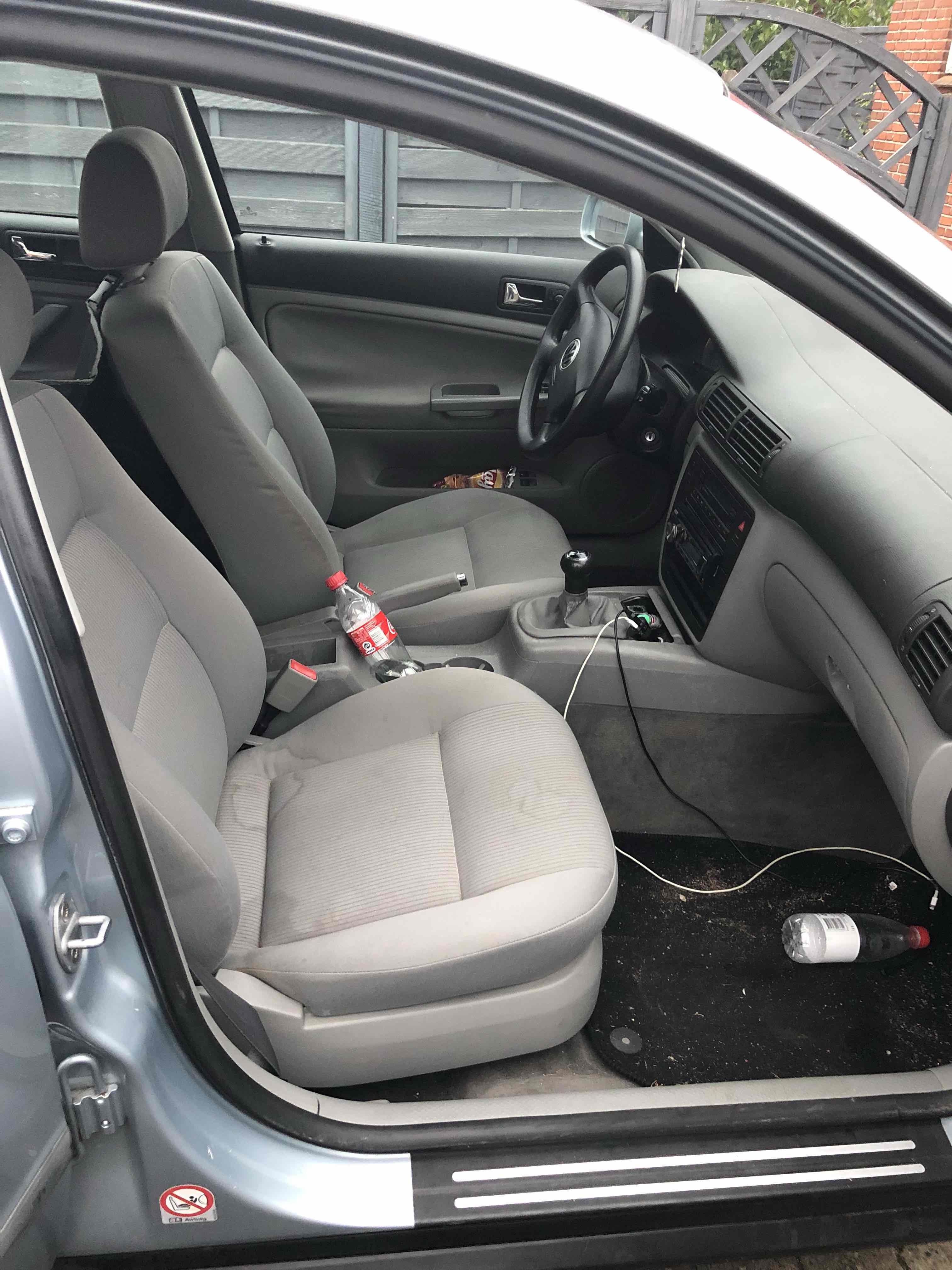 Blå VW Passat fra 2001