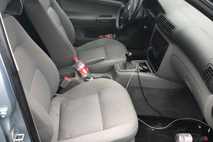 Blå VW Passat fra 2001