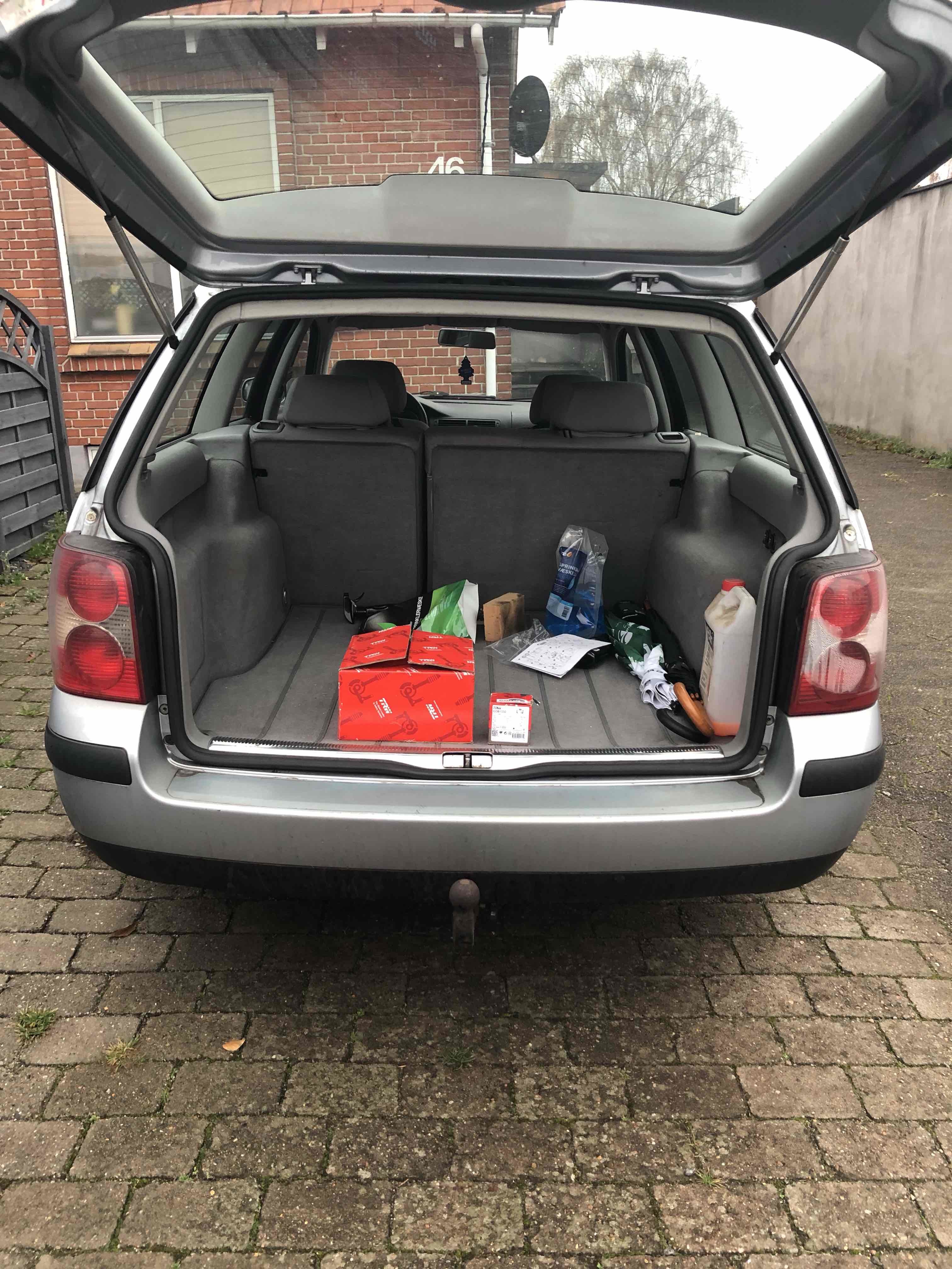 Blå VW Passat fra 2001