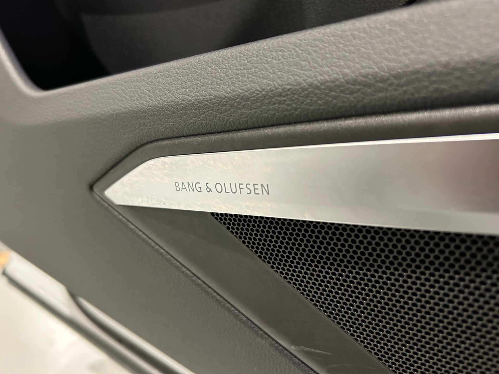 Hvid Audi e-tron fra 2022