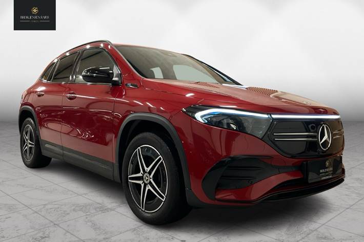 Rød Mercedes EQA 300 fra 2021 set udefra